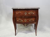 une image d'une commode à dessus en marbre