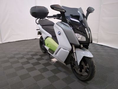 une moto posée par terre dans la pièce