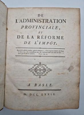 un livre ouvert sur lequel figure l'image en noir et blanc d'une main d'homme tenant un livre