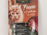 un gros plan d'un sac de nourriture pour chat posé sur une surface blanche