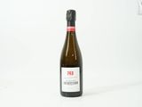 une bouteille de vin posée sur une table