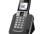 gros plan d'un téléphone sur un support sur fond blanc