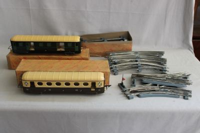 de nombreux types différents de trains miniatures posés sur une table