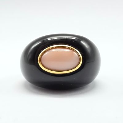 une image représentant une perle noire et rose bordée d'or