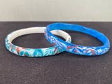 deux bracelets bleus et blancs sur un fond noir