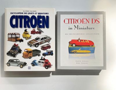 deux livres posés sur une table blanche, avec l'image d'une voiture et d'un camion