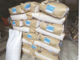 une pile de sacs de ciment posée par terre