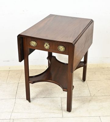l'image d'une petite table surmontée d'un tiroir