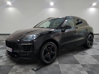 La Porsche Cayenne est garée sur un sol à damier dans un garage