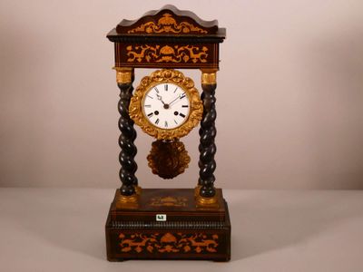 une petite horloge posée sur une table