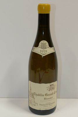 une bouteille de vin posée sur une table