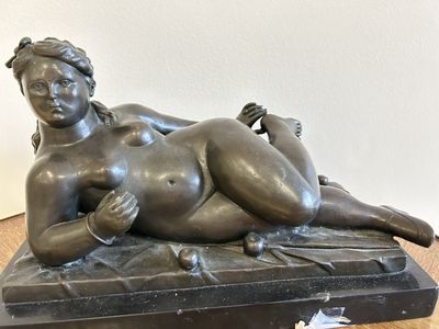 Bertolonni, jeune fille à la pomme allongée 34x18x19