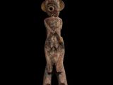 l'image d'une statue de femme avec un chapeau sur la tête