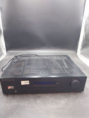 un gros plan d'une chaîne hi-fi noire posée sur une table