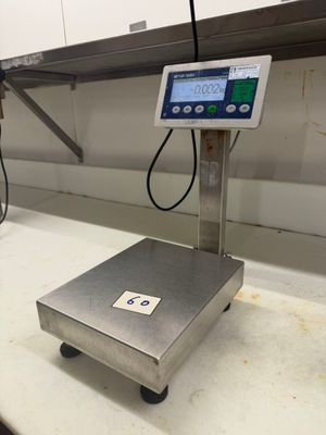 une photo d'une balance posée sur un plan de travail dans un laboratoire