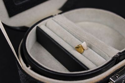 une bague dans un écrin contenant une bague