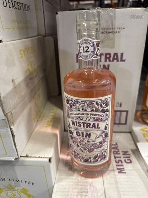 une bouteille d'alcool posée sur une étagère