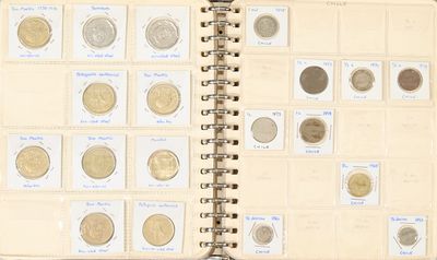 un livre ouvert sur lequel sont posées plusieurs pièces de monnaie différentes