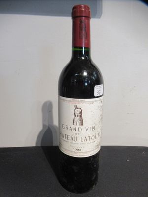 une bouteille de vin posée sur une table