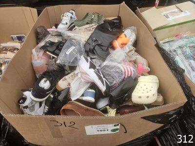une boîte en carton remplie d'articles assortis dans un magasin