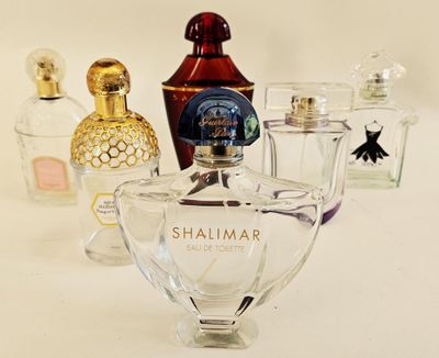 PARFUMS / Ensemble de 6 flacons vides de la Maison Guerlain,…