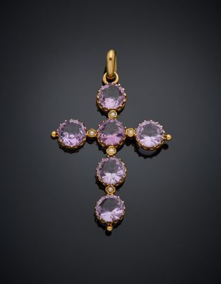 un pendentif en forme de croix en améthorate et diamant