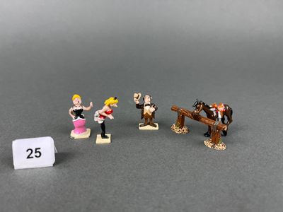 quelques petites figurines qui se trouvent sur une table