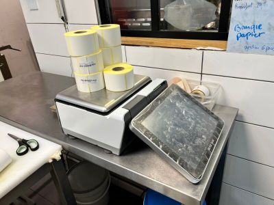 Plusieurs rouleaux de papier toilette sont posés sur une table dans une cuisine