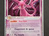 Au dos de la carte Pokémon figure un personnage Pokémon rose.