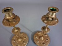 Paire de bougeoirs en bronze doré à décor naturaliste en rel… (photo 4)