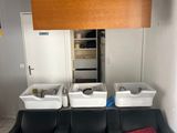 trois fauteuils en cuir noir dans une petite pièce