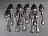 cinq cuillères et six cuillères accrochées au mur