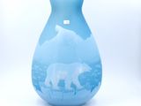 un vase en verre orné d'un ours polaire