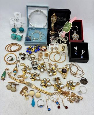 de nombreux types de bijoux sur la table