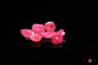 de très jolis cristaux roses sur un fond noir