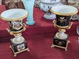 deux vases posés sur une table