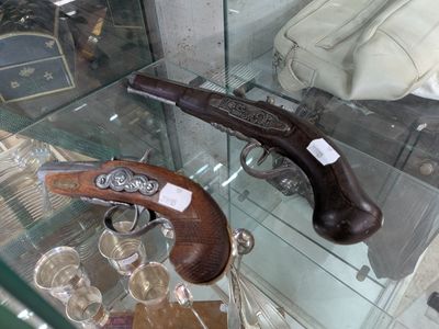 une vitrine contenant un pistolet et d'autres objets