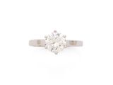 une bague sertie d'un diamant unique, en or blanc 18 carats