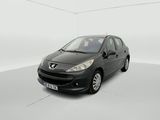 La petite voiture noire est garée dans une pièce blanche.