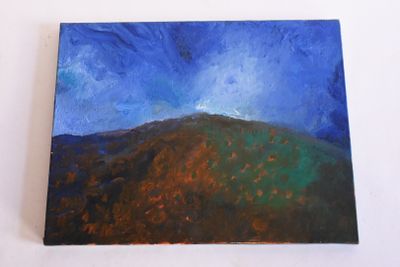 une peinture à l'huile représentant une montagne avec un ciel bleu en arrière-plan