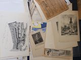 une pile de vieux papiers et de photos posée sur une table