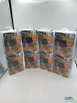 Trois boîtes de sous-vêtements pour hommes sont posées sur une table