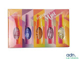 quatre gloss présentés dans un coffret coloré sur fond blanc