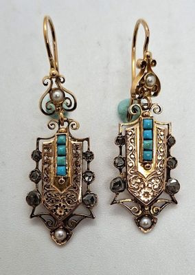 Paire de PENDANTS d'oreille en or rose (poinçon ET), en form…