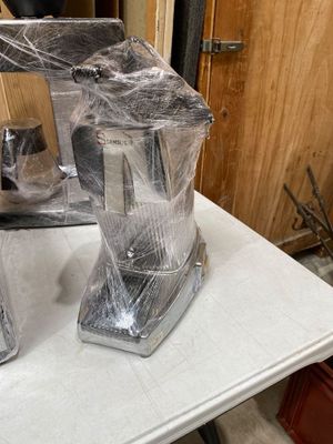 un mixeur posé sur une table recouverte d'un film plastique
