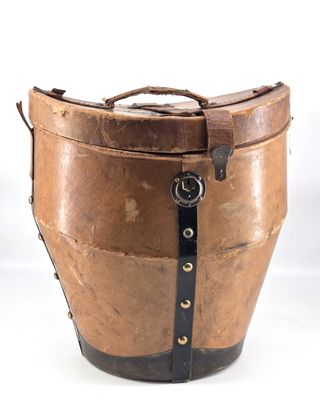 BOITE à chapeau gainée de cuir.