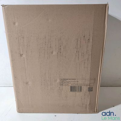 une boîte posée sur une table blanche