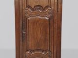 une vieille armoire en bois surmontée d'une porte