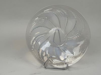 une plaque de verre transparent ornée d'un motif en spirale