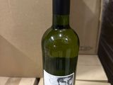 une bouteille de vin posée sur une caisse